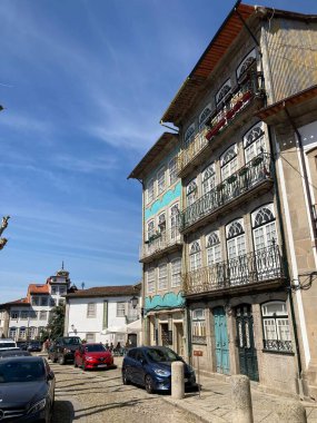 Largo da Oliveira yakınlarındaki Guimaraes, Portekiz 'in ortaçağ tarihi merkezinde taş cepheler ve dar kaldırımlı caddeler..