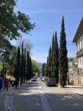 Largo da Oliveira yakınlarındaki Guimaraes, Portekiz 'in ortaçağ tarihi merkezinde taş cepheler ve dar kaldırımlı caddeler..