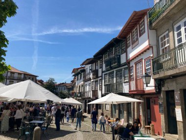 Largo da Oliveira yakınlarındaki Guimaraes, Portekiz 'in ortaçağ tarihi merkezinde taş cepheler ve dar kaldırımlı caddeler..