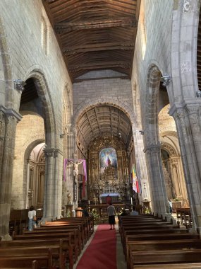 Largo da Oliveira yakınlarındaki Guimaraes, Portekiz 'in ortaçağ tarihi merkezinde taş cepheler ve dar kaldırımlı caddeler..
