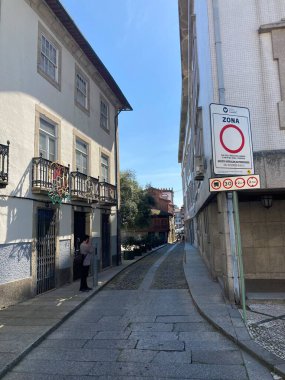 Largo da Oliveira yakınlarındaki Guimaraes, Portekiz 'in ortaçağ tarihi merkezinde taş cepheler ve dar kaldırımlı caddeler..