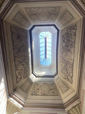 Largo da Oliveira yakınlarındaki Guimaraes, Portekiz 'in ortaçağ tarihi merkezinde taş cepheler ve dar kaldırımlı caddeler..