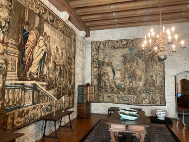 Largo da Oliveira yakınlarındaki Guimaraes, Portekiz 'in ortaçağ tarihi merkezinde taş cepheler ve dar kaldırımlı caddeler..