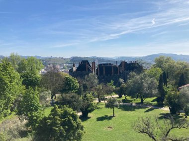 Largo da Oliveira yakınlarındaki Guimaraes, Portekiz 'in ortaçağ tarihi merkezinde taş cepheler ve dar kaldırımlı caddeler..