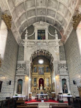 Portekiz 'in Aveiro şehrinde moliceiro tekneleriyle bilinen mimari binalar ve geleneksel kanallarla sokak sahneleri..