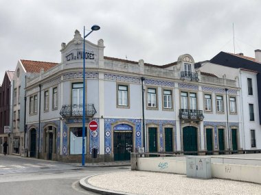 Portekiz 'in Aveiro şehrinde moliceiro tekneleriyle bilinen mimari binalar ve geleneksel kanallarla sokak sahneleri..