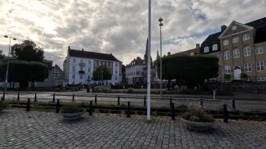 Danimarka 'nın Helsingor kentindeki tarihi mimari, dar kaldırımlı sokaklar, renkli evler, taş binalar ve Kronborg Kalesi ve Zealand kıyısı boyunca uzanan liman manzaraları gibi yarı ahşap cepheler de dahil..