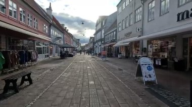 Danimarka 'nın Helsingor kentindeki tarihi mimari, dar kaldırımlı sokaklar, renkli evler, taş binalar ve Kronborg Kalesi ve Zealand kıyısı boyunca uzanan liman manzaraları gibi yarı ahşap cepheler de dahil..