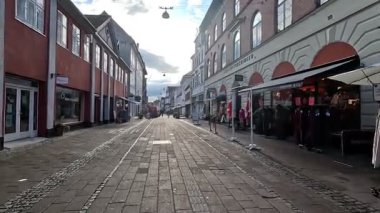 Danimarka 'nın Helsingor kentindeki tarihi mimari, dar kaldırımlı sokaklar, renkli evler, taş binalar ve Kronborg Kalesi ve Zealand kıyısı boyunca uzanan liman manzaraları gibi yarı ahşap cepheler de dahil..