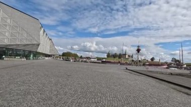 Danimarka 'nın Helsingor kentindeki tarihi mimari, dar kaldırımlı sokaklar, renkli evler, taş binalar ve Kronborg Kalesi ve Zealand kıyısı boyunca uzanan liman manzaraları gibi yarı ahşap cepheler de dahil..