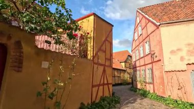 Danimarka 'nın Helsingor kentindeki tarihi mimari, dar kaldırımlı sokaklar, renkli evler, taş binalar ve Kronborg Kalesi ve Zealand kıyısı boyunca uzanan liman manzaraları gibi yarı ahşap cepheler de dahil..