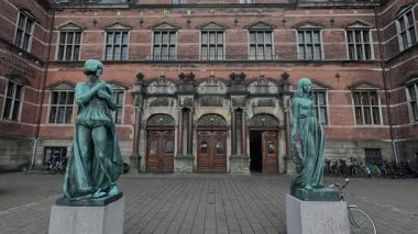 Danimarka 'nın Helsingor kentindeki tarihi mimari, dar kaldırımlı sokaklar, renkli evler, taş binalar ve Kronborg Kalesi ve Zealand kıyısı boyunca uzanan liman manzaraları gibi yarı ahşap cepheler de dahil..