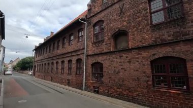 Danimarka 'nın Helsingor kentindeki tarihi mimari, dar kaldırımlı sokaklar, renkli evler, taş binalar ve Kronborg Kalesi ve Zealand kıyısı boyunca uzanan liman manzaraları gibi yarı ahşap cepheler de dahil..