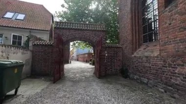 Danimarka 'nın Helsingor kentindeki tarihi mimari, dar kaldırımlı sokaklar, renkli evler, taş binalar ve Kronborg Kalesi ve Zealand kıyısı boyunca uzanan liman manzaraları gibi yarı ahşap cepheler de dahil..