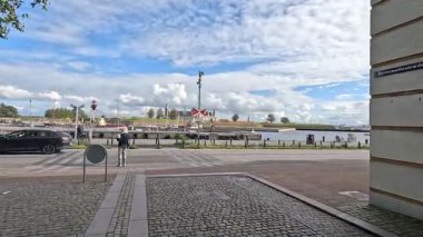 Danimarka 'nın Helsingor kentindeki tarihi mimari, dar kaldırımlı sokaklar, renkli evler, taş binalar ve Kronborg Kalesi ve Zealand kıyısı boyunca uzanan liman manzaraları gibi yarı ahşap cepheler de dahil..