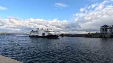 Danimarka 25 Ekim 2025: Oresundslinjen yolcu feribotu Helsingor liman terminaline Helsingborg 'dan ulaşmaktadır.