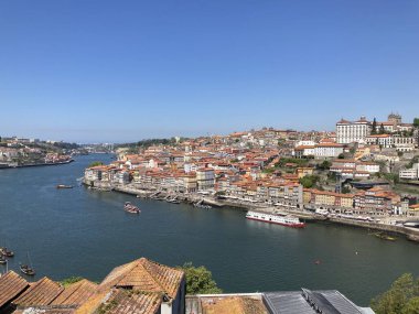 Porto, Portekiz. Porto şehir merkezindeki tarihi binaların ve kaldırımlı sokakların sokak manzarası.
