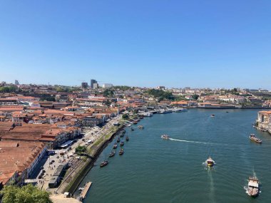 Porto, Portekiz. Porto şehir merkezindeki tarihi binaların ve kaldırımlı sokakların sokak manzarası.