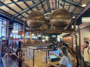 Porto, Portekiz. Porto şehir merkezindeki tarihi binaların ve kaldırımlı sokakların sokak manzarası.