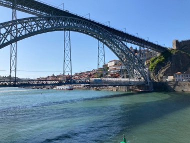 Porto, Portekiz. Porto şehir merkezindeki tarihi binaların ve kaldırımlı sokakların sokak manzarası.