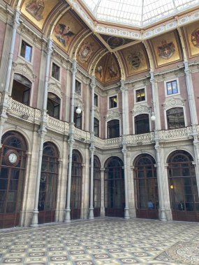 Porto, Portekiz. Porto şehir merkezindeki tarihi binaların ve kaldırımlı sokakların sokak manzarası.