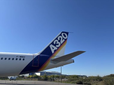 Fransa 'nın Toulouse kentindeki Aeroscopia havacılık müzesi dışında sergilenen birinci Airbus A320-100 prototip F-WWAI' ın dümen kontrol yüzeyleri, yatay dengeleyici kenarı ve boyalı Airbus logosu da dahil olmak üzere dikey kuyruk yüzgecinin yakın görüntüsü