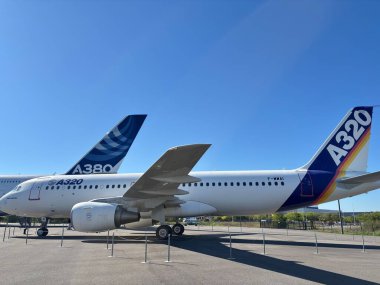 Toulouse, Fransa 'daki Aeroscopia Havacılık Müzesi' nin dışındaki F-WWAI prototipinin statik sergisi, tam gövde, yüksek kanat, çift turbo motor, burun bölümü, kuyruk montaj, Airbus işaretli iniş takımları.