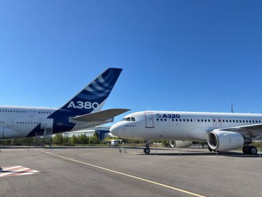 Toulouse, Fransa 'daki Aeroscopia Havacılık Müzesi' nin dışındaki F-WWAI prototipinin statik sergisi, tam gövde, yüksek kanat, çift turbo motor, burun bölümü, kuyruk montaj, Airbus işaretli iniş takımları.