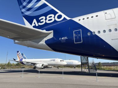 Fransa 'nın Toulouse kentindeki Aeroscopia Müzesi' nde bulunan ikinci Airbus A380 prototipinin kuyruk yüzgeci ayrıntıları dikey dengeleyici yüzeyi ve üretici amblemi gösteriyor..