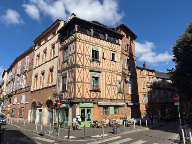 Toulouse şehir merkezindeki Pembe Tuğla binalar sonbahar günü Garonne Nehri yakınlarındaki caddelerde sıralanır. Fransa