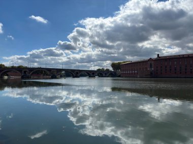 Toulouse şehir merkezindeki Pembe Tuğla binalar sonbahar günü Garonne Nehri yakınlarındaki caddelerde sıralanır. Fransa