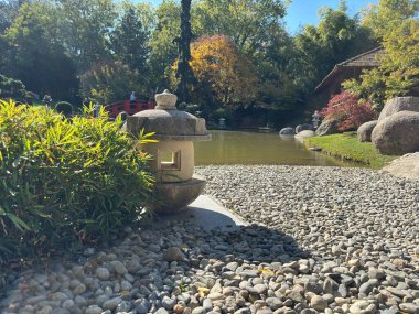 Toulouse şehir merkezindeki Pembe Tuğla binalar sonbahar günü Garonne Nehri yakınlarındaki caddelerde sıralanır. Fransa
