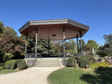 Toulouse şehir merkezindeki Pembe Tuğla binalar sonbahar günü Garonne Nehri yakınlarındaki caddelerde sıralanır. Fransa