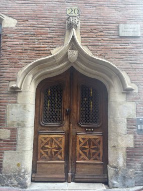 Toulouse şehir merkezindeki Pembe Tuğla binalar sonbahar günü Garonne Nehri yakınlarındaki caddelerde sıralanır. Fransa