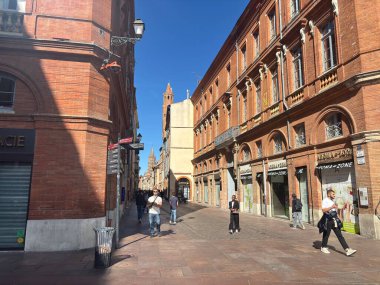 Toulouse şehir merkezindeki Pembe Tuğla binalar sonbahar günü Garonne Nehri yakınlarındaki caddelerde sıralanır. Fransa