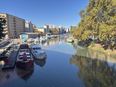 Toulouse şehir merkezindeki Pembe Tuğla binalar sonbahar günü Garonne Nehri yakınlarındaki caddelerde sıralanır. Fransa