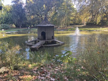 Toulouse şehir merkezindeki Pembe Tuğla binalar sonbahar günü Garonne Nehri yakınlarındaki caddelerde sıralanır. Fransa
