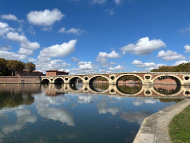 Toulouse şehir merkezindeki Pembe Tuğla binalar sonbahar günü Garonne Nehri yakınlarındaki caddelerde sıralanır. Fransa