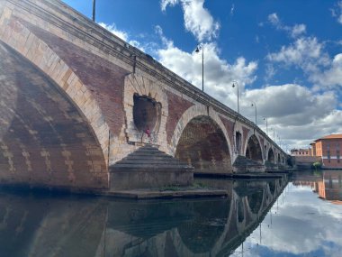 Toulouse şehir merkezindeki Pembe Tuğla binalar sonbahar günü Garonne Nehri yakınlarındaki caddelerde sıralanır. Fransa