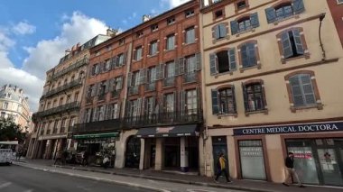 Toulouse France, Capitole Meydanı çevresinde Garonne Nehri manzaralı pembe tuğlalı bir mimari sergiliyor. Şehir merkezi binaları ve mimari manzarası. Peyzaj.