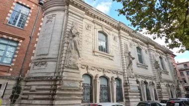 Toulouse France, Capitole Meydanı çevresinde Garonne Nehri manzaralı pembe tuğlalı bir mimari sergiliyor. Şehir merkezi binaları ve mimari manzarası. Peyzaj.