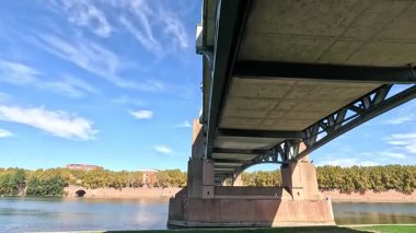 Toulouse France, Capitole Meydanı çevresinde Garonne Nehri manzaralı pembe tuğlalı bir mimari sergiliyor. Şehir merkezi binaları ve mimari manzarası. Peyzaj.