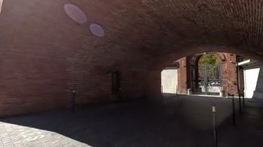 Toulouse France, Capitole Meydanı çevresinde Garonne Nehri manzaralı pembe tuğlalı bir mimari sergiliyor. Şehir merkezi binaları ve mimari manzarası. Peyzaj.