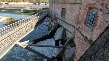 Toulouse France, Capitole Meydanı çevresinde Garonne Nehri manzaralı pembe tuğlalı bir mimari sergiliyor. Şehir merkezi binaları ve mimari manzarası. Peyzaj.
