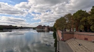 Toulouse France, Capitole Meydanı çevresinde Garonne Nehri manzaralı pembe tuğlalı bir mimari sergiliyor. Şehir merkezi binaları ve mimari manzarası. Peyzaj.