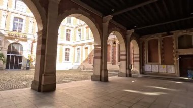 Toulouse France, Capitole Meydanı çevresinde Garonne Nehri manzaralı pembe tuğlalı bir mimari sergiliyor. Şehir merkezi binaları ve mimari manzarası. Peyzaj.