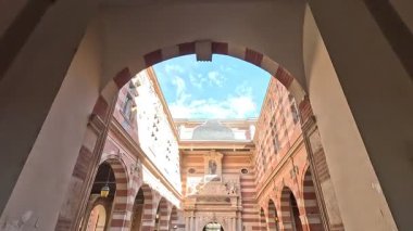 Toulouse France, Capitole Meydanı çevresinde Garonne Nehri manzaralı pembe tuğlalı bir mimari sergiliyor. Şehir merkezi binaları ve mimari manzarası. Peyzaj.