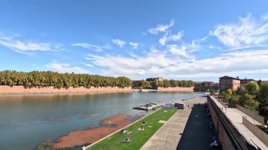 Toulouse France, Capitole Meydanı çevresinde Garonne Nehri manzaralı pembe tuğlalı bir mimari sergiliyor. Şehir merkezi binaları ve mimari manzarası. Peyzaj.