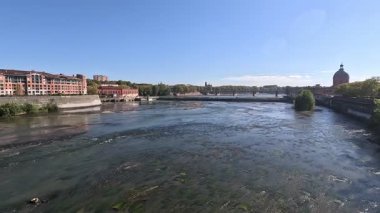 Toulouse France, Capitole Meydanı çevresinde Garonne Nehri manzaralı pembe tuğlalı bir mimari sergiliyor. Şehir merkezi binaları ve mimari manzarası. Peyzaj.
