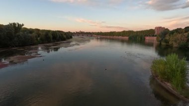 Toulouse France, Capitole Meydanı çevresinde Garonne Nehri manzaralı pembe tuğlalı bir mimari sergiliyor. Şehir merkezi binaları ve mimari manzarası. Peyzaj.
